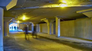 Moskova metrosunun doğusundaki köprüden saat 20.03.2020