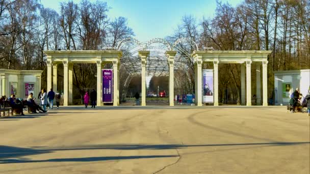Timelapse Central Entrance Park Falconers Moscow 2020 Covid — Stock Video