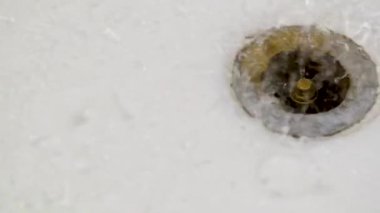 Yavaş çekimde su kanalizasyona akar. 120 fp 'den 25 fp' ye.