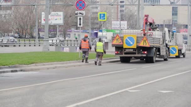 道路労働者はコビト19隔離中にモスクワの東の高速道路を歩きます08 2020色 — ストック動画