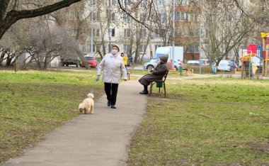 Covid-19 karantinası sırasında Moskova sokaklarında yaşayan insanlar 07.04.2020 renk