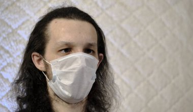 Beyaz arka plan koronavirüs renginde tıbbi maskeli bir adam.