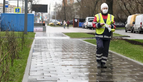 Pracownik Moskiewskiej Służby Gormost Przebywa Schodach Podziemnego Przejścia Podczas Kwarantanny — Zdjęcie stockowe