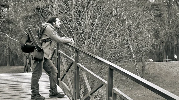 Homem Está Uma Ponte Parque Preto Branco — Fotografia de Stock
