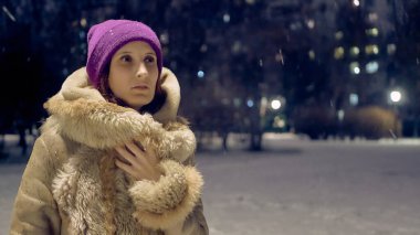 Karayolu renginin yanındaki kışlık ceketli kız.