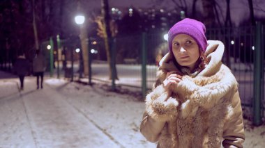 Karayolu renginin yanındaki kışlık ceketli kız.