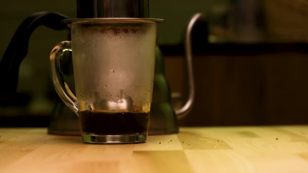 Café Aéropress Est Rempli Une Vue Verre Macro Couleur Latérale — Video