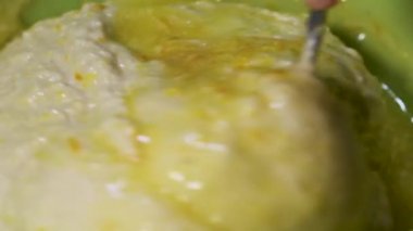 Ağır çekimde hamuru bir kaşıkla karıştırmak 120 fps ile 25 fps arasında