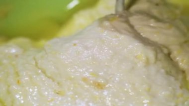 Ağır çekimde hamuru bir kaşıkla karıştırmak 120 fps ile 25 fps arasında