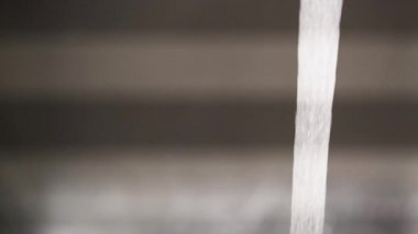 Musluk makrosundan bir su püskürtüsü