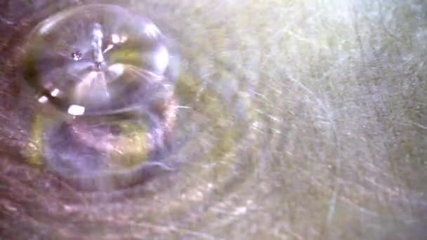 ralenti une goutte d'eau tombe dans l'eau 120fps à 25 fps 