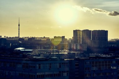 Moskova 'nın doğusunda gün batımının erken saatlerinde, Ostankino TV kulesinin arka planına karşı.