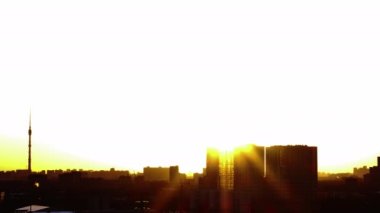 Coronavirus karantinası sırasında Moskova üzerinde gün batımı çok parlak. 23.03.2020 ilkbaharında çalışmayan ofis merkezleri.