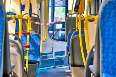 Coronavirus karantinası sırasında Moskova 'da boş bir otobüs 13.05.2020