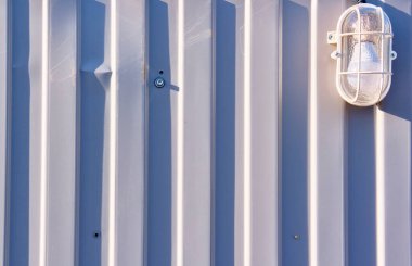 Çitteki endüstriyel ışıklandırma