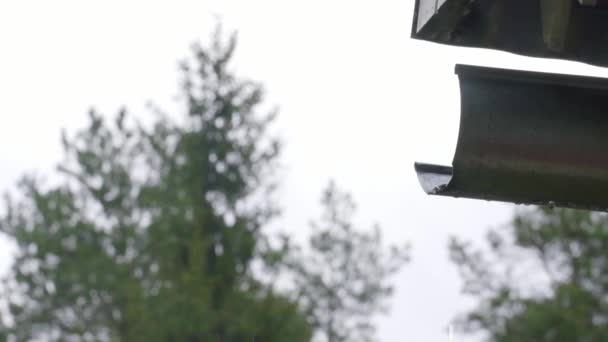 Zpomalený Záběr Kapka Vody Létající Systému Okapů Střeše Domu Proti — Stock video