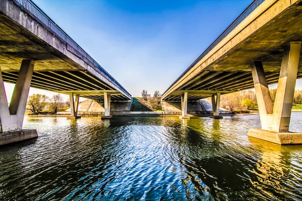 Geniş bir nehir genelinde iki köprü genel plan rengi