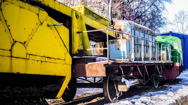 Alte Lokomotive Mit Anhänger Auf Der Eisenbahnfarbe — Stockfoto
