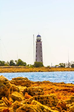 Deniz kenarındaki yalnız deniz feneri genel plan rengi