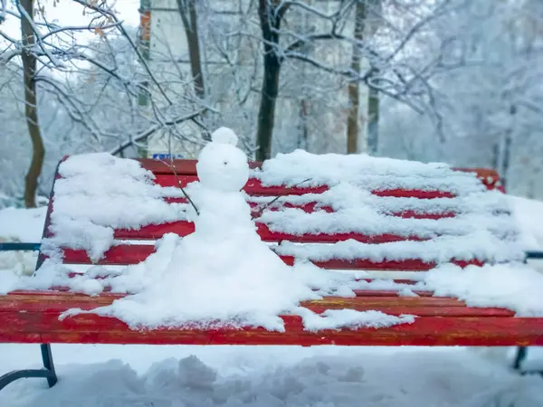 Schneemann Auf Einer Bank Allgemeinen Plan Farbe — Stockfoto