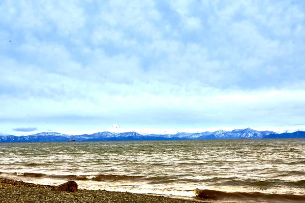 海岸上的堪察加山脉总计划色彩 — 图库照片