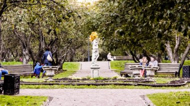 Şehir parkında bir heykel cinsel planlama rengi