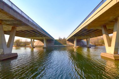 Geniş bir nehir genelinde iki köprü genel plan rengi