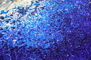 Mavi ve beyaz cam parçacıkları 