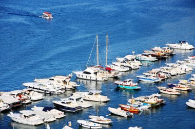 Sorrento, İtalya - 9 Ekim 2016: Beyaz yatlar ve gemi güneşli yaz günü farklı boyutta