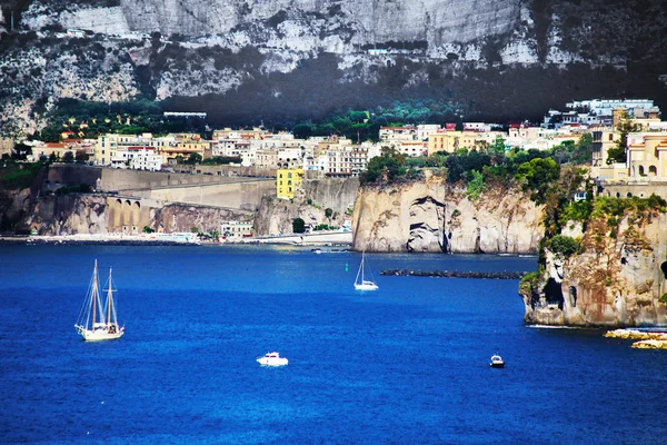 欢欣的索伦托和意大利那不勒斯湾的看法 — 图库照片