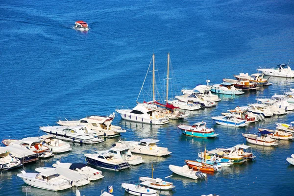 Sorrento, İtalya - 9 Ekim 2016: Beyaz yatlar ve gemi güneşli yaz günü farklı boyutta