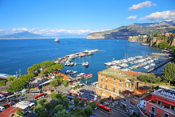 Erhöhte Aussicht auf Sorrent und die Bucht von Neapel, Italien — Stockfoto