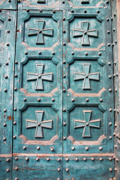 Сині двері з декоративними елементами — стокове фото