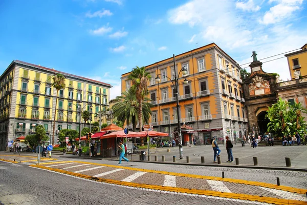 ナポリ, イタリア - 2016 年 10 月 9 日: ナポリの日当たりの良いストリート ビュー。イタリア、ヨーロッパ ストック画像