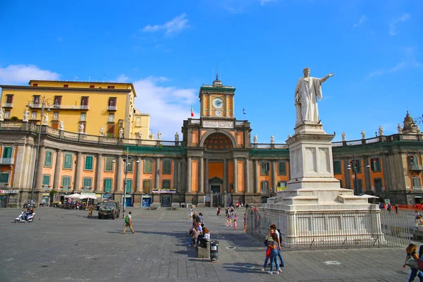 NAPLES, ITALIE - 9 octobre 2016 : Naples vue sur la rue ensoleillée. Italie, Europe Photos De Stock Libres De Droits