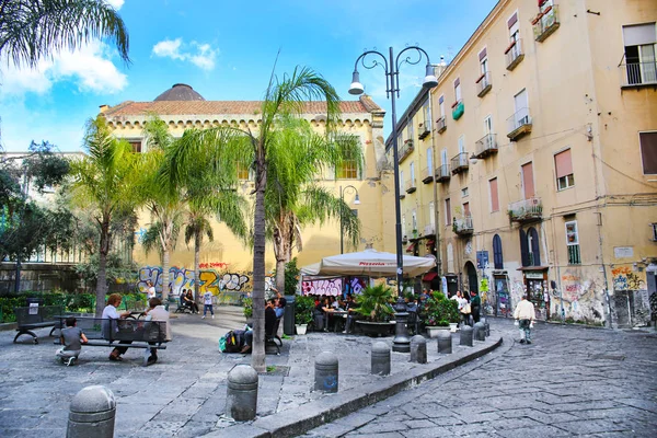 NAPLES, ITALIE - 9 octobre 2016 : Naples vue sur la rue ensoleillée. Italie, Europe Image En Vente