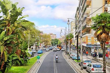 Naples, İtalya - 9 Ekim 2016: Napoli güneşli cadde görünümü. İtalya, Europe