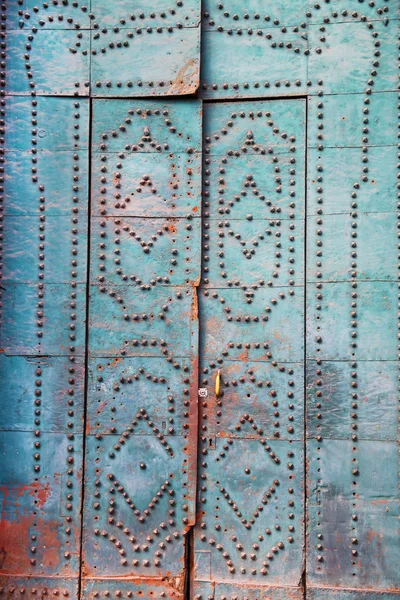 리벳으로 나무로 되는 문 — 스톡 사진