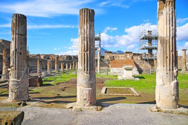 İtalya 'daki Vesuvio Dağı' nın volkanik patlaması yüzünden Pompei 'nin kalıntıları yok oldu.