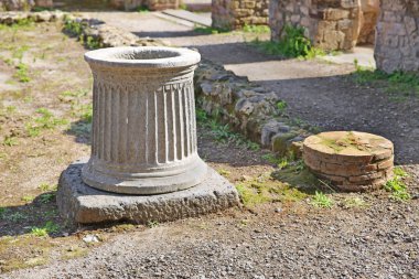 İtalya 'daki Vesuvio Dağı' nın volkanik patlaması yüzünden Pompei 'nin kalıntıları yok oldu.