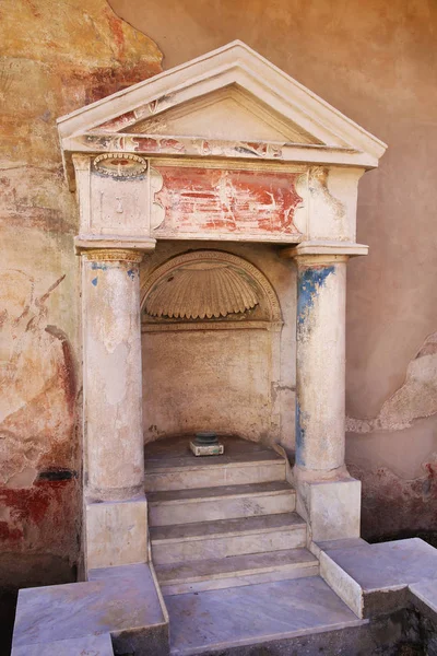 ポンペイの古代ローマの神々 の崇拝のため自宅の祭壇 選択と集中 — ストック写真