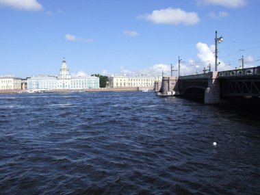 Neva nehri üzerindeki St. Petersburg köprüleri.