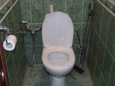beyaz klozetli tuvalet