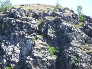 Yazın kayalık arazi