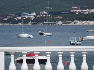 Yazın güney sahil kasabasının seti.