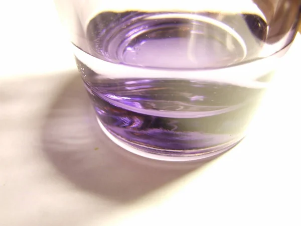 Violet Het Glas Met Druppels Water Waard Tafel — Stockfoto