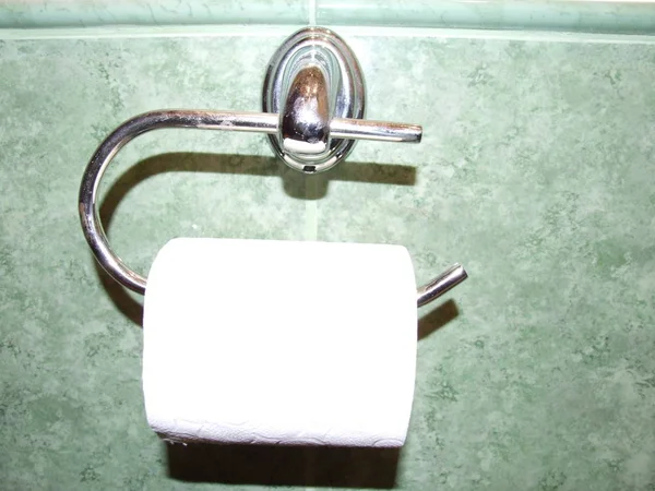 Papier Hangt Aan Houder Het Toilet — Stockfoto