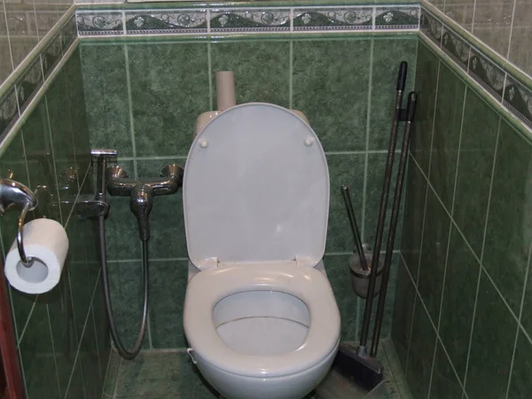 Туалет Белой Унитазом — стоковое фото