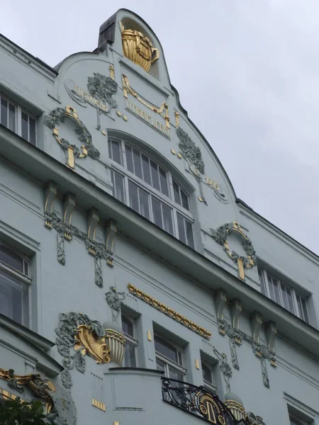 Upper Part Beautifully Decorated Facade Building Gilded Decorations Pkop 392 — Stock Photo, Image