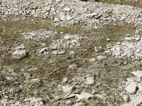 Der Bach Fließt Über Raue Steine — Stockfoto